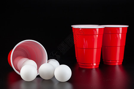 红塑料杯和啤酒乒乓游戏的球派对朋友们享受饮料网球学生乒乓球竞赛杯子运动图片