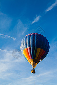 蓝色天空中的多彩热气球飞艇航班运动热气冒险闲暇飞机乐趣彩虹旅游图片