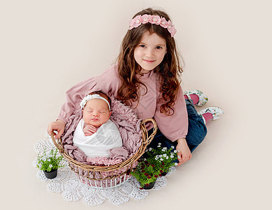 女童与新生姐妹拥抱家庭投标童年新生婴儿睡眠女孩女儿兄弟图片