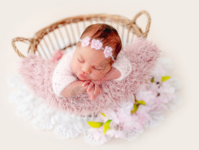 新生儿女婴照片拍摄睡眠童年篮子摄影婴儿幸福公主花圈女孩说谎背景图片