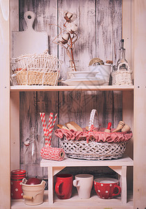 夹在架子上杯子木板橱柜厨房美食食物用具玻璃风格碟子图片
