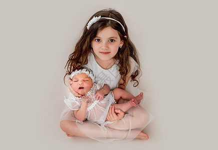 女童与新生姐妹家庭投标睡眠女孩姐姐新生婴儿拥抱兄弟女儿图片