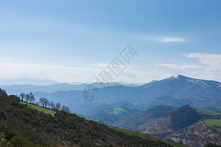 西班牙加利西亚的山地景观 蓝天;图片