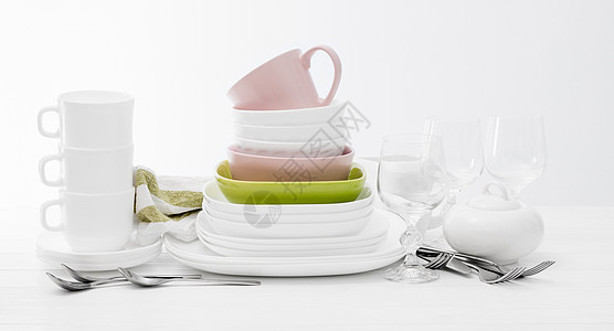彩色广场盘和杯子玻璃银器桌子陶瓷陶器抹布食物厨具叉子服务图片