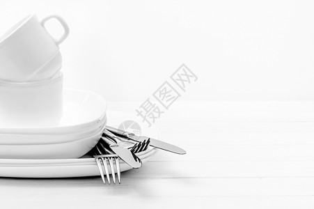 浅白背景的轻白面板 杯子和银餐具食物用具盘子玻璃厨具银器陶器陶瓷菜肴水晶图片