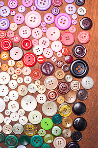 色彩多彩的按钮黑色团体圆形收藏红色紫色黄色圆圈剪裁纽扣图片