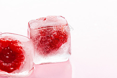 粉红色光彩背景的草莓冰立方体水果冷藏浆果食物覆盆子正方形营养工作室液体玻璃图片