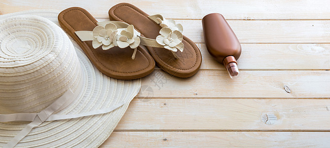 木木背景的沙滩附件旅游太阳团体配饰凉鞋棕褐色后霜假期布朗帽子图片