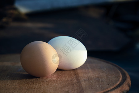 两个鸡蛋躺在木桌上 柔和的焦点 木桌上放着两个鸡蛋的特写农场爬虫产品桌子蛋黄奶制品厨房蛋壳玻璃木板图片
