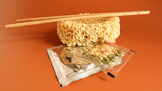 用筷子和香料的生方便面 复制空间亚洲食品 意大利面 准备它足以倒入沸水并等待几分钟 调味意大利面面条味道面粉烹饪粮食粉末拉面垃圾图片