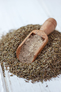 用木勺在种子上方的木勺子里播种白色烹饪食物木头香料粮食粉末草本植物咖啡棕色图片