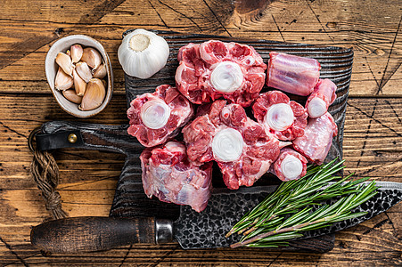 生牛肉牛尾鱼在木板上切肉 用刀子 木背景 木本桌子食物奶牛烹饪美食羊肉屠夫黑色白色饭馆图片