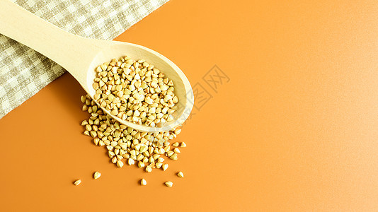 棕色背景上木勺中的绿色荞麦 好食物 健康的碎粒 有机生非油炸素食 健康均衡饮食的概念 减肥食品 复制空间勺子桌子营养核心种子产品图片