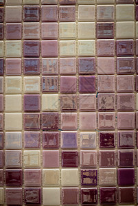 在墙壁上的紫色陶瓷马赛克作为背景图片