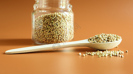 用木勺在玻璃罐中发芽的绿色荞麦 生素食食品的概念 有机食品 饮食 减肥 健康和适当营养的概念 复制空间 文本空间农业种子幼苗核心图片