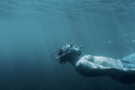 自由潜水员在水下放松图片