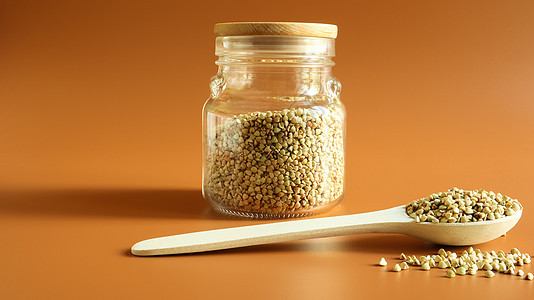 用木勺在玻璃罐中发芽的绿色荞麦 生素食食品的概念 有机食品 饮食 减肥 健康和适当营养的概念 复制空间 文本空间农业玻璃核心碎粒图片