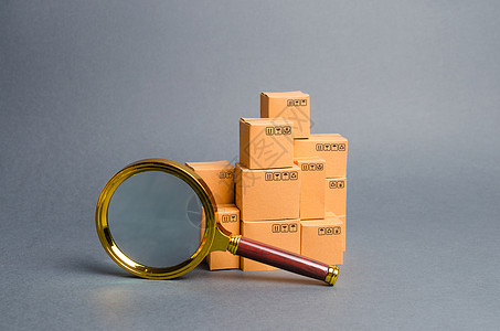 一堆盒子和一个放大镜 商品和服务的概念搜索 跟踪包裹 质量控制 搜索客户 最佳货源网络监控系统图片