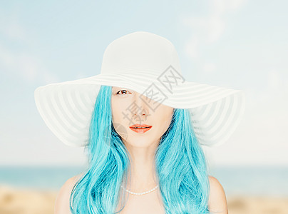 时髦有魅力的蓝头发女人图片