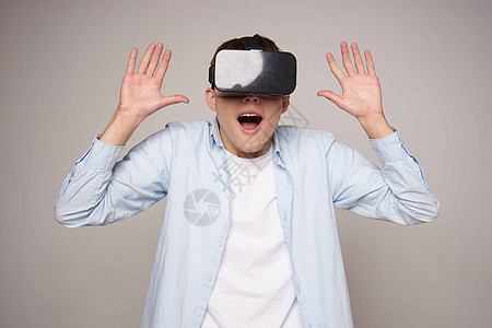 穿着虚拟眼镜的家伙 技术娱乐爆米花身体男人电脑学位蓝色潮人风镜耳机胡须电影图片