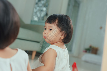 快乐 积极 微笑 嬉戏的亚洲小女孩的肖像喜悦女孩幸福乐趣镜子孩子婴儿童年儿童图片