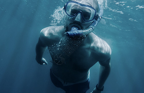 活跃男子在水下游泳图片