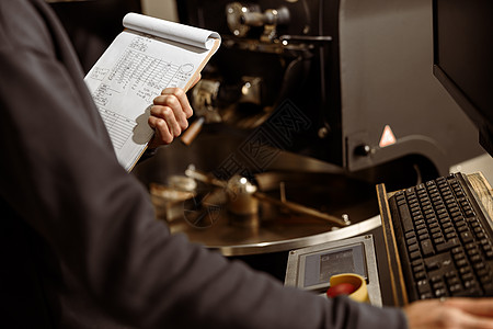 年轻专业工人在机库里烤咖啡职业香气机械机器企业家味道工作烘焙生产工坊图片