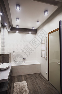 现代洗手间在白色和灰色的音调上 有宽角观的马赛克家具住宅装饰蓝色镜子风格淋浴房子公寓隔间图片