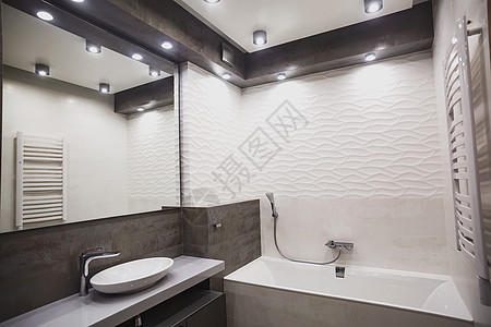 现代洗手间在白色和灰色的音调上 有宽角观的马赛克隔间家具平底锅建筑学玻璃淋浴间金属洗澡住宅镜子图片