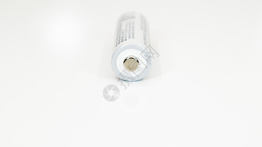 在白色背景的一个碱性电池与反射 能源供应和回收概念 复制空间 极简主义 是最常见的原电池和蓄电池类型宏观技术供电燃料累加器收费充图片