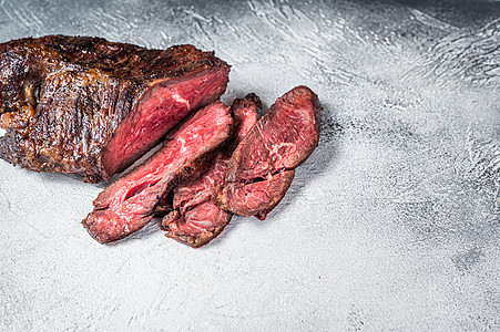 烤衣架或Ongelt切片餐桌上的牛肉牛排 白色背景 顶视图 复制空间图片