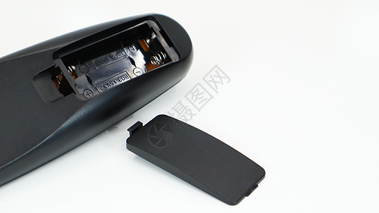 带 AAA 碱性电池的黑色电视遥控器在白色背景上 电池更换 备件 遥控器空电池盒的特写力量娱乐尺寸活力塑料工作室遥控控制器电子产图片