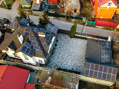 房顶太阳能光伏电池板的空中观察建筑学天空渲染安装创新集电极环境光伏生态发电机图片