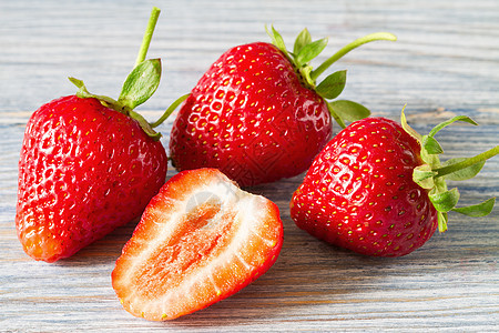 新鲜的草莓特写于浅木本底图片
