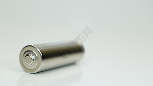 AA 碱性可再充电电池组 以白色光滑背景进行反射 用复制空间特写一个空电池组金属燃料力量电气来源团体电子产品生态圆柱技术图片