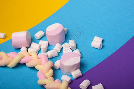 颜色鲜艳的背景上不同口味的不同类型的棉花糖图片