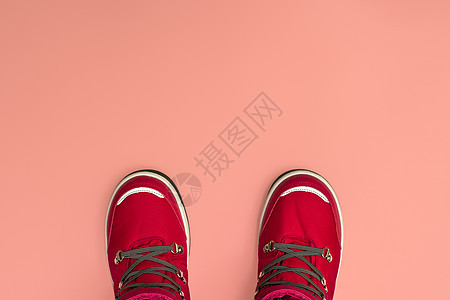 儿童或十几岁的粉色冬靴 在粉红色背景上被孤立;女孩的冬天靴图片