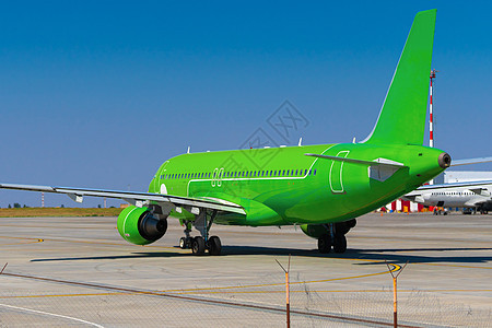 阳光明日 在机场的绿色客机航空跑道旅行飞机场旅游车辆假期货物地面运输图片