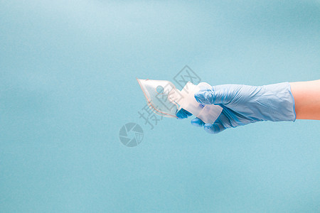蓝色一次性医疗手套中的女性手握着含有硅胶面罩 吸入装置 肺学概念 蓝背景 复制空间的阻燃剂药库处方保健面具卫生女士治疗支气管炎气图片