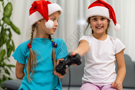 快乐的孩子 两个小女孩用操纵杆玩电子游戏图片