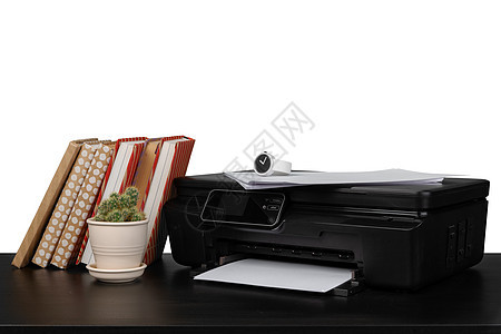 在白地上使用打印机和堆叠书籍的工作台表团体文学电子产品白色扫描器印刷商业办公室多功能激光图片