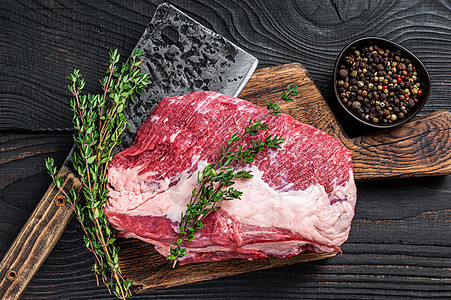 鲜生圆烤牛肉肉 在屠宰板上切切切刀 黑木背景 顶层风景食物胡椒迷迭香烧烤牛扒鱼片屠夫红色胸部奶牛图片