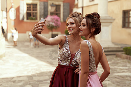 欧裔女孩在城市手机上自拍图片