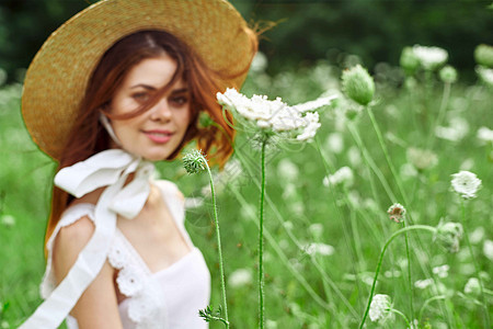 戴帽子的白礼服花朵的妇女自然放松女性裙子潮人头发阳光太阳金发女孩自由微笑图片