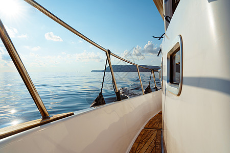 日落时在公海航行的白色游艇甲板日出冒险海景蓝色假期探索血管阳光海洋运动图片