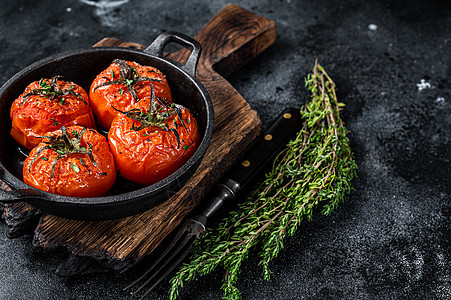 烤樱桃西红柿 有百米在锅中 黑色背景 顶视图 复制空格食物盘子食谱油炸草本植物蔬菜午餐饮食烤箱乡村图片