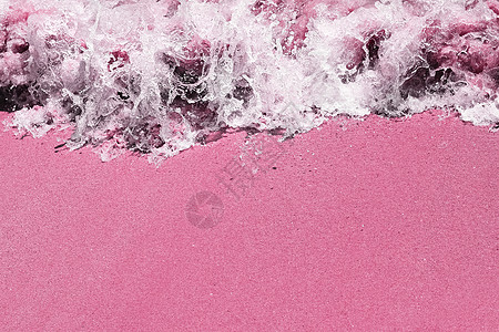深水波涛汹涌的海浪和粉红色的沙滩 美丽的海岸线与复制空间 顶视图 波普艺术概念图片