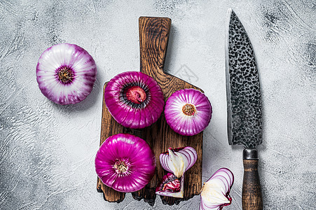 切割板上的切片红红甜洋葱 白色背景 顶端视图蔬菜黑色红色烹饪食物紫色植物皮肤块茎香料图片