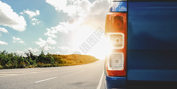 公路上停在路边的蓝色汽车有日落和后撞车图片