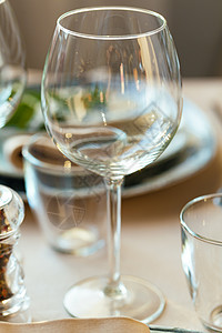 餐桌上的空酒杯玻璃用餐水晶桌布午餐接待食物宴会环境反射图片